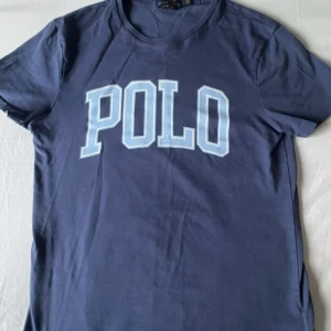 Polo t shirt (limited edition) - Köpt för många år sedan men inte använd så mycket. Väldigt bra skick!!