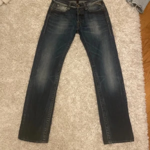 Replay Jeans  - Replay jeans i fint skick. En lapp som lossnat lite. Se bild 2. Annars bra skick. Skriv vid frågor🤝 Storlek: 30/34  Modell: doc 