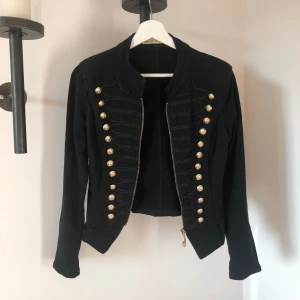 Kavaj / jacka - Mjuk och skön jacka med knappdetaljer i guld☀️ Storlek M Jackan är använd men i väldigt fint skick. 