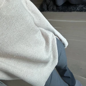 Stickad tröja  - Säljer en jätte fin stickad tröja från hm!! Tröjan är lite nopprig där av de billiga priset💕