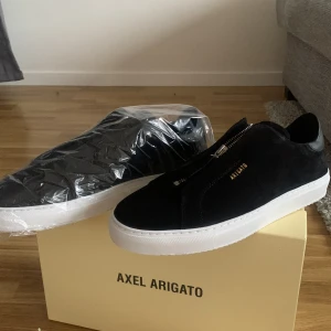 Axel Arigato skor - Helt nya Clean 90 zip sneakers, aldrig testade ens. Säljer för att jag ångrat mig och vill köpa något annat istället. Alla tillbehör medföljer, stickers, bag och låda. Priset är diskuterbart. Kvitto finns. 