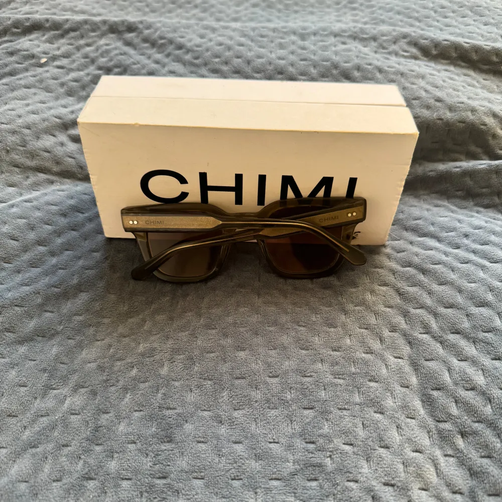 Säljer nu mina CHIMI 04 inför våren/sommaren. Box och andra tillbehör man får vid köp tillkommer. Priset är inte hugget i sten! DM för fler frågor ☺️. Övrigt.