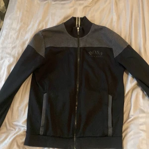 En Hugo boss kofta  - En använd Hugo boss kofta bra skick, några små hål på koftan syns knappt 