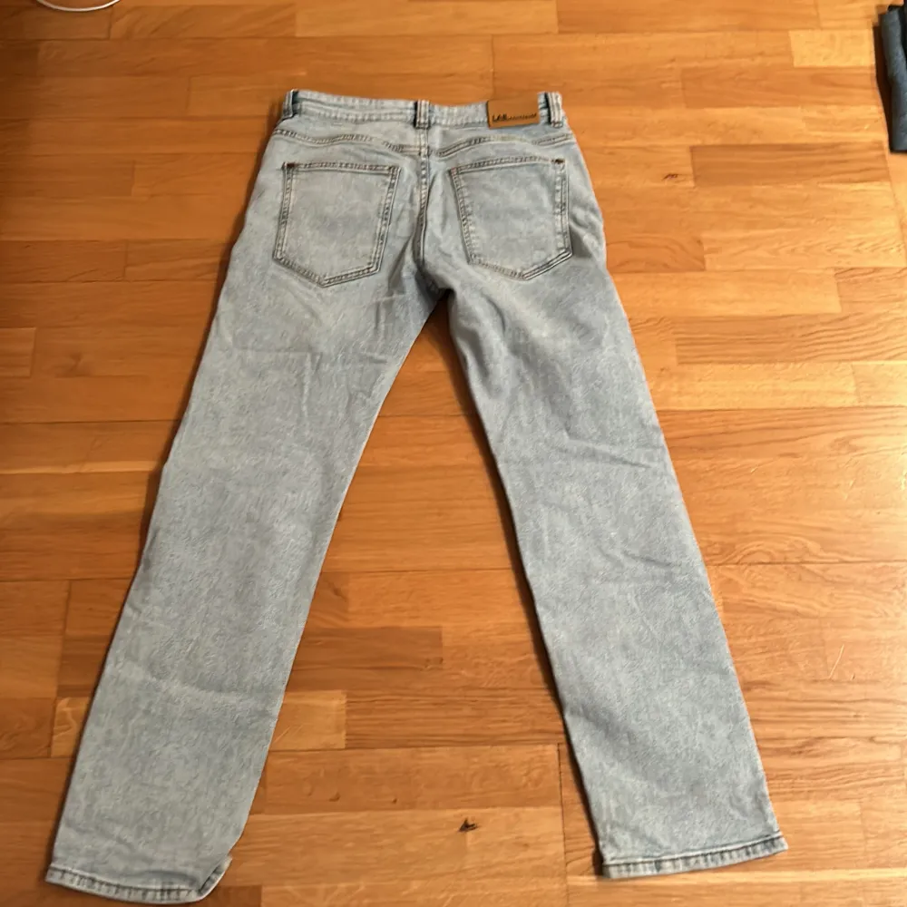 Detta är ett par Ljus blå jeans i storlek 164 och är regulear fit. Nästan aldrig använda .. Jeans & Byxor.