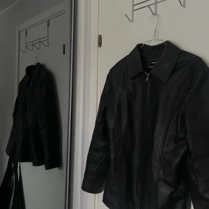 Äkta skinnjacka  - Säljer denna svarta skinnjackan i storlek 40 från märket Garrasco. Har du fler frågor eller önskar fler bilder är det bara att hmu, så svarar jag så snabbt som möjligt 