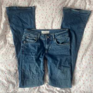 Super fina utsvängda jeans från zara!🫶🫶de är i storlek 34 men är stretchiga❤️❤️ de sitter jätte fint på men har tyvvär blivit för korta på mig💗💗