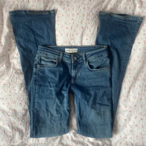 Lågmigjade Bootcut jeans💗💗 - Super fina utsvängda jeans från zara!🫶🫶de är i storlek 34 men är stretchiga❤️❤️ de sitter jätte fint på men har tyvvär blivit för korta på mig💗💗