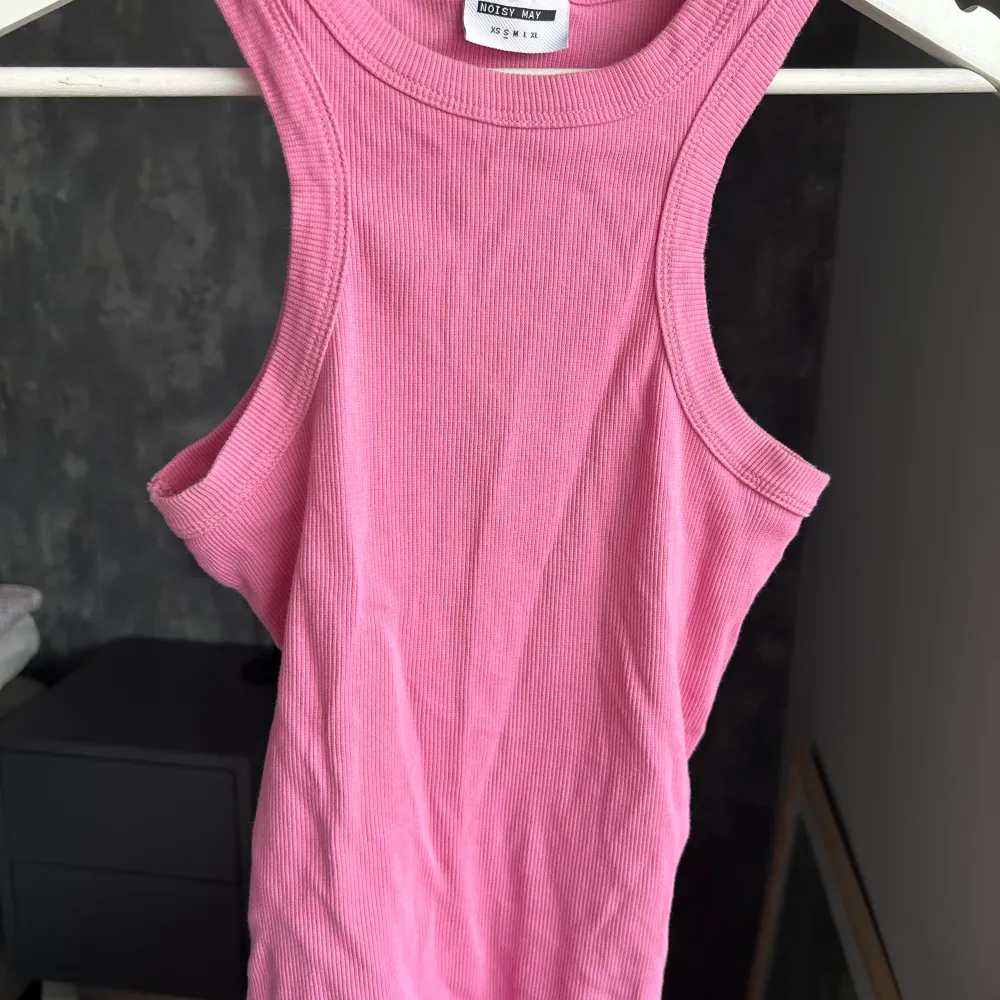 Superfint rosa linne som använts 1 gång, säljer pga för litet 🌸. Toppar.