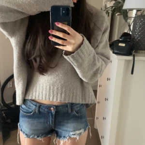 Shorts  - Låg midjade jeans shorts från Gina i storlek 34. Säljer på grund av att dom inte passar mig. Dom har en snygg slitnings detalj på höger fram ficka( ska vara så)❤️❤️ 26 i midjemått❤️ lägg gärna bud🩷