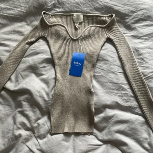 Super fin fest topp - Säljer denna super söta glittriga tröja. Perfekt för fest och middagar! Köpt på Sellpy men är i nysick. Obs den är inte så liten som den ser ut på bilden utan är väldigt stretchig. Skulle säga att den passar xxs-s då den e så stretchig❣️❣️