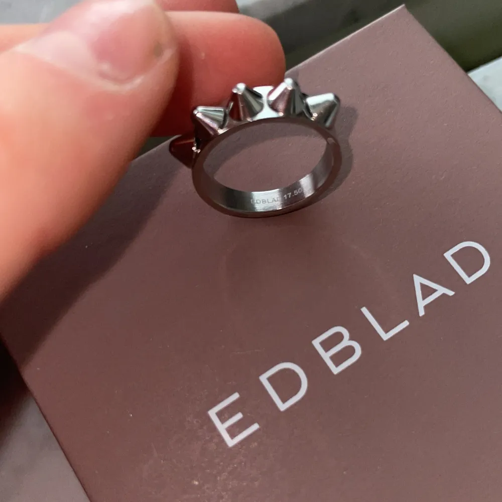 En jättefin helt ny Edblad ring i medium nästan aldrig använt jättefint skick . Accessoarer.