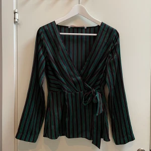 Randig omlottblus Zara - Randig omlottblus i glansigt material från Zara