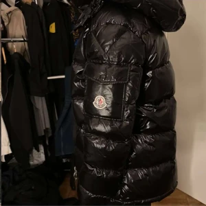 Moncler Maya  - Hej detta är min moncler maya och jag vill sälja den då jag ej använder den längre