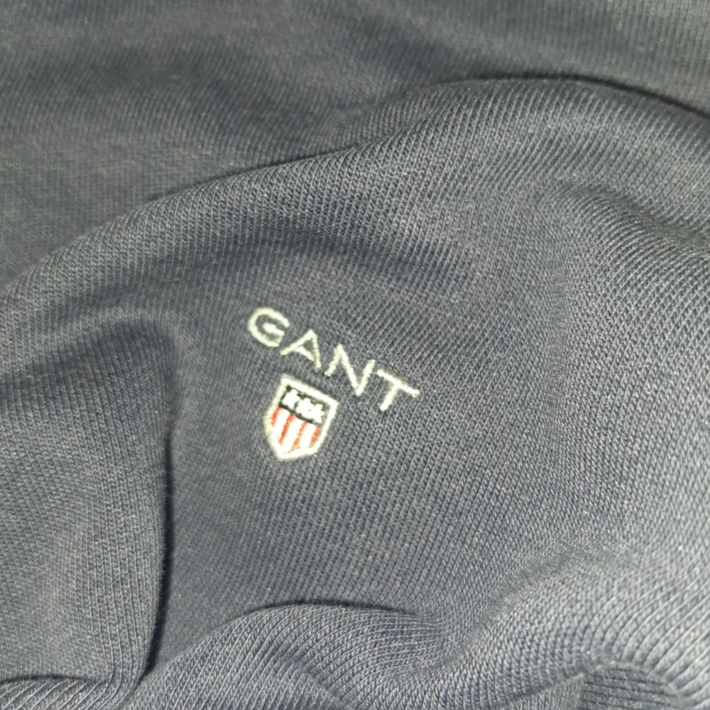 Jag säljer min fett sköna Gant tröja! Den har sjukt bra passform och är väldigt snygg och soft med tillexempel en skjorta under. Köpt för ungefär 1200kr! Skicket är suveränt och den är i storlek XS/ 158/164. Tröjor & Koftor.