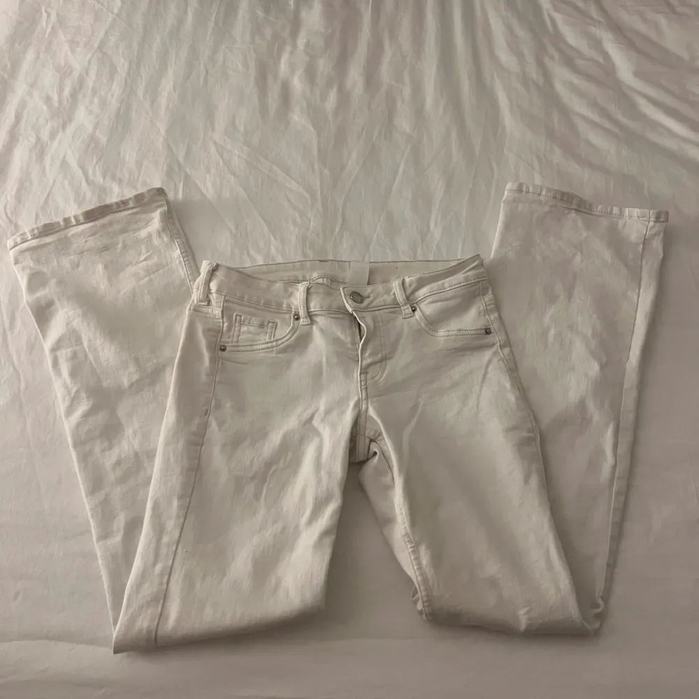 Jätte snygga lågmidjade vita jeans💗midjemått-35/36, innerbenslängden-76💗. Jeans & Byxor.