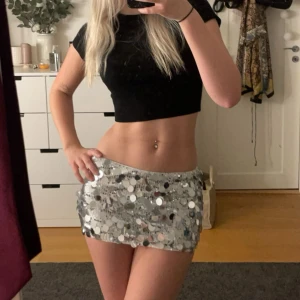 Glitter kjol - Jag säljer denna superfina silvriga glitter kjolen i XS då den aldrig används💗💗