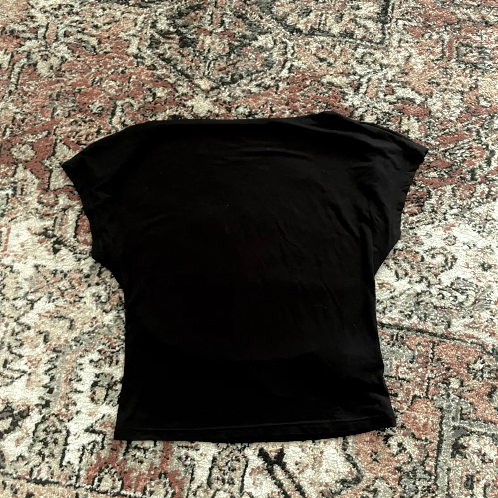 T-shirt med öppen rygg i storlek L, köpt från Shein. Aldrig använd.. Toppar.