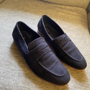 Suede loafers - Storlek 41  jätte fint skick  navy blue Mocka/läder Pris går att diskutera