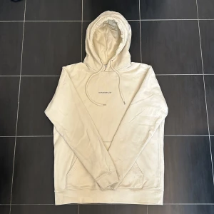 NN07 Hoodie - Vit hoodie från NN07 som inte längre används, skick 7/10. Simpel, nice och skön! Nypris ligger på 1350kr. Hör gärna av er vid frågor eller funderingar! 