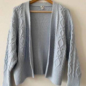 Supersöt cardigan - Ljusblå stickad cardigan, supersöt och perfekt till våren och sommaren