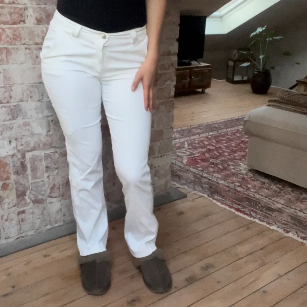 Kostymbyxor ifrån miss sixty🤍 går att göra ca 5 cm längre då de är uppsydda 🤍. Jeans & Byxor.