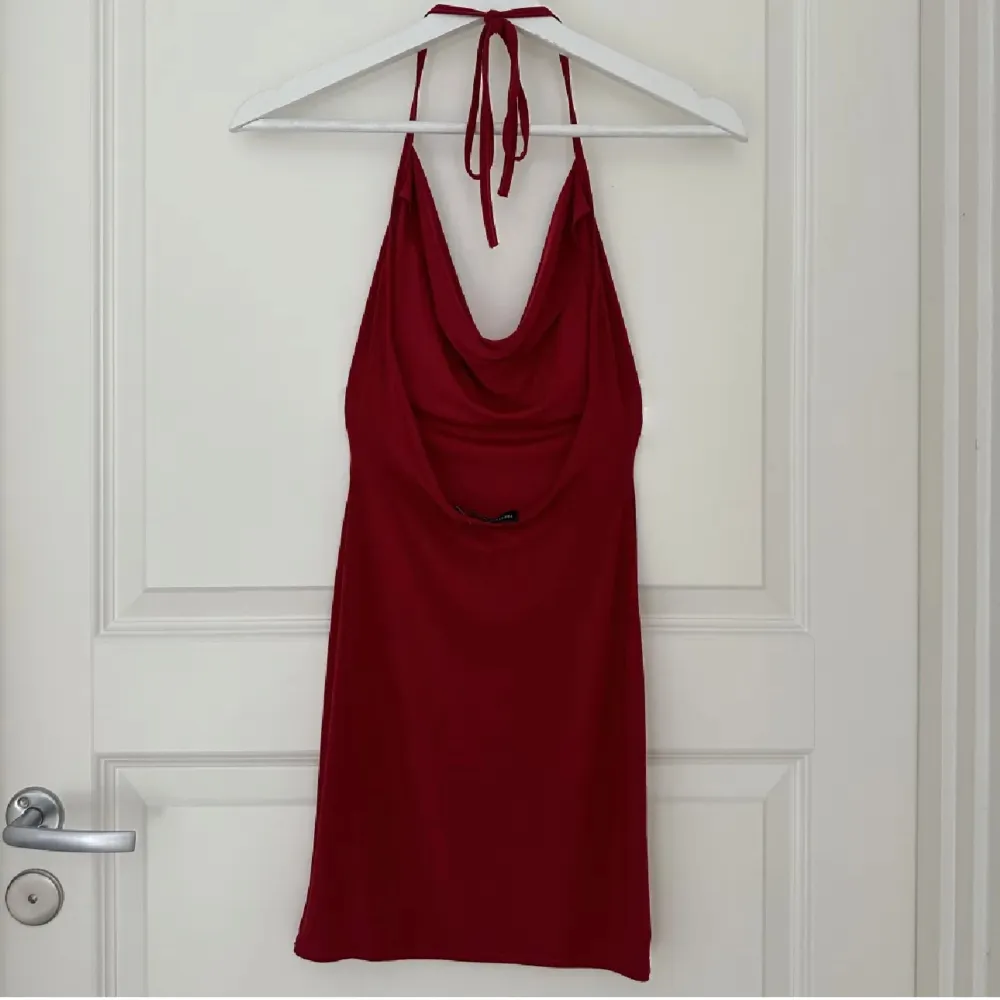 Röde halterneck klänning med draperad u ringning & djup rygg ❤️ Storlek XXS / XS / 32 ❤️ Från Pretty Little Things ❤️ Skickas spårbart med instabox eller PostNord 🌸 använd ”köp nu” knappen om du vill köpa🌸. Klänningar.