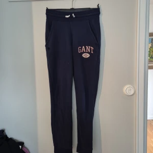 Gant blå mjukisbyxor 170cl - Gant mjukisbyxa i gott använt skick. Inga skador Strl 170cl