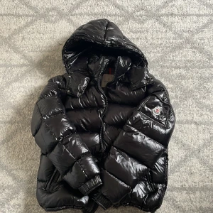 Puffer Moncler Maya svart - En varm och snygg mibcler jacka i perfekt skick väldigt stilig sitter väldigt fint på kroppen och matchar med allt använd den ett litet tag men den är för liten för mig äkthetsbevis finns!