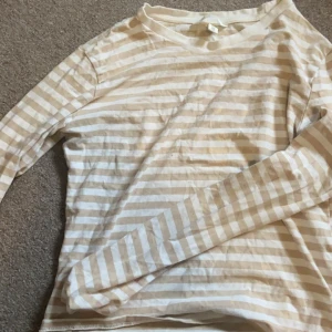 Randig tröja  - Köpt på hm för nått år sen. Super fin och inga defekter🩷 den är som en magtröja vid användning‼️ 