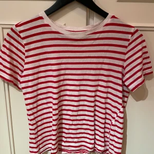 En tunn fin t-shirt  - Kostar runt 200