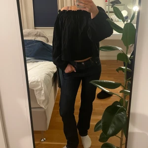 Levis jeans  - Säljer nu dessa snygga Levis jeans i modellen 501 då de ite kommer till användning. Endast använda ett fåtal gånger 💕 storleken är W26L32 och passar mig som är ca 166 
