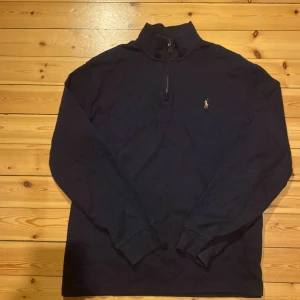 Polo Ralph Lauren half zip - En mycket fin Polo Ralph Lauren half zip. Storlek L men passar bra till M