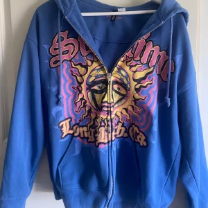 blå sip up - en blå sip up med ett tryck på framsidan. Bra skick! 