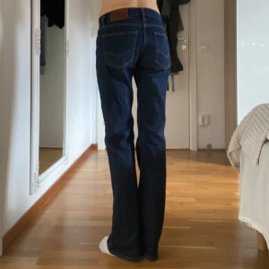 LOW WAIST JEANS  - Low waist jeans från Crocker. I fint skick. 