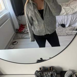 Skit snygg stickad zip hoodie ifrån hm!! Inte alls stickig och superskön☺️ Storlek M men passar ifrån S beroende på hur man vill ha passformen. Pris kan diskuteras vid snabb affär 🥰