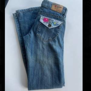 Super lågmidjade bootcut jeans med coola detaljer på fickorna Jätte bra skick Midjemått: ca 37 cm Innerbenslängd: ca 82 cm
