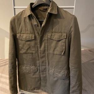 Massimo dutti overshirt - Tja, säljer min Massimo dutti overshirt som passar perfa till våren! | Skick 8/10 | Storlek M