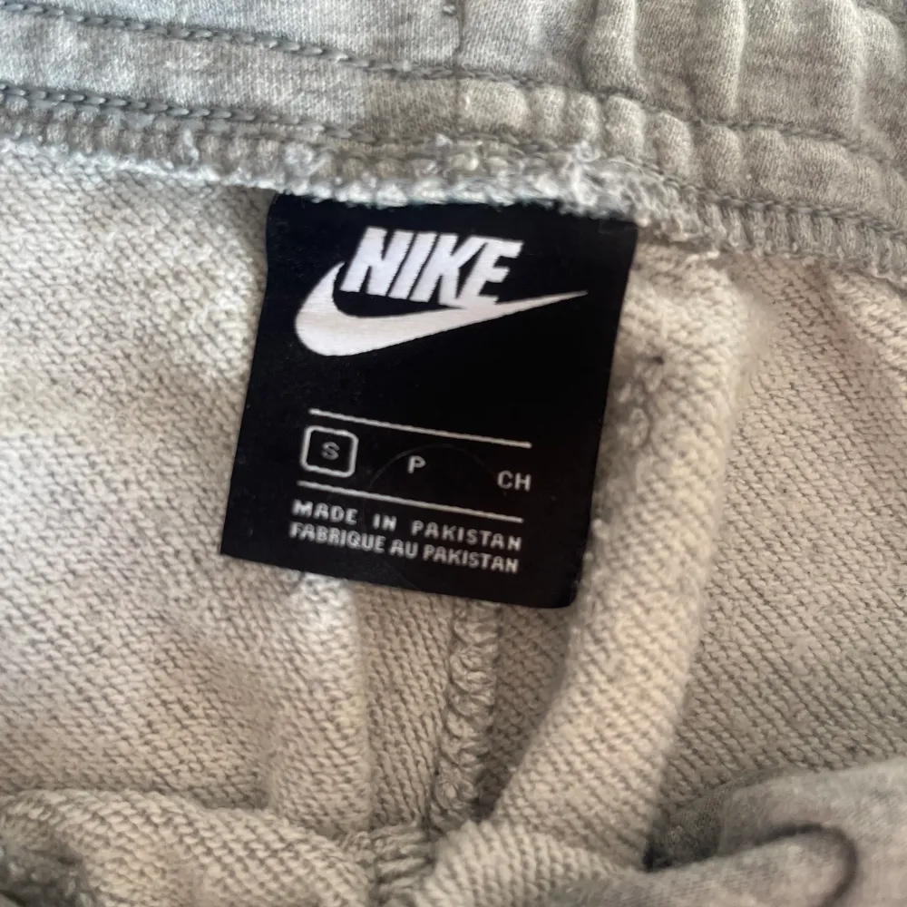 Gråa Nike sweatpants i Stl S. Använd helt ok mycket . Jeans & Byxor.