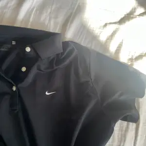 Vintage Nike golftröja i svart 