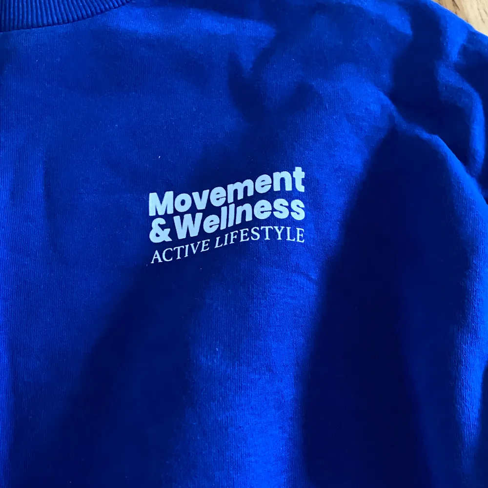 Blå sweatshirt från movement & wellness . Hoodies.