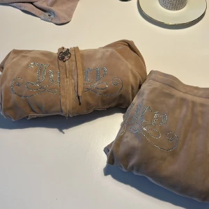  Juicy couture tracksuit - Från Urban outfiters men är äkta. Värd runt 2000 änvänd fåtal gånger.