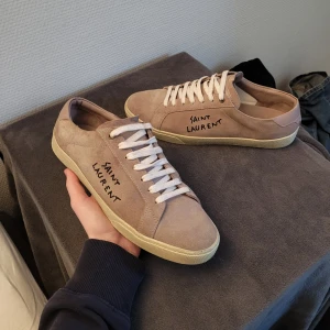 Saint Laurent skor - Extremt feta Saint Laurent skor i toppskick! Cond 9,5/10 enbart skorna därav det låga priset! Hojta till vid minsta lilla fråga🙂