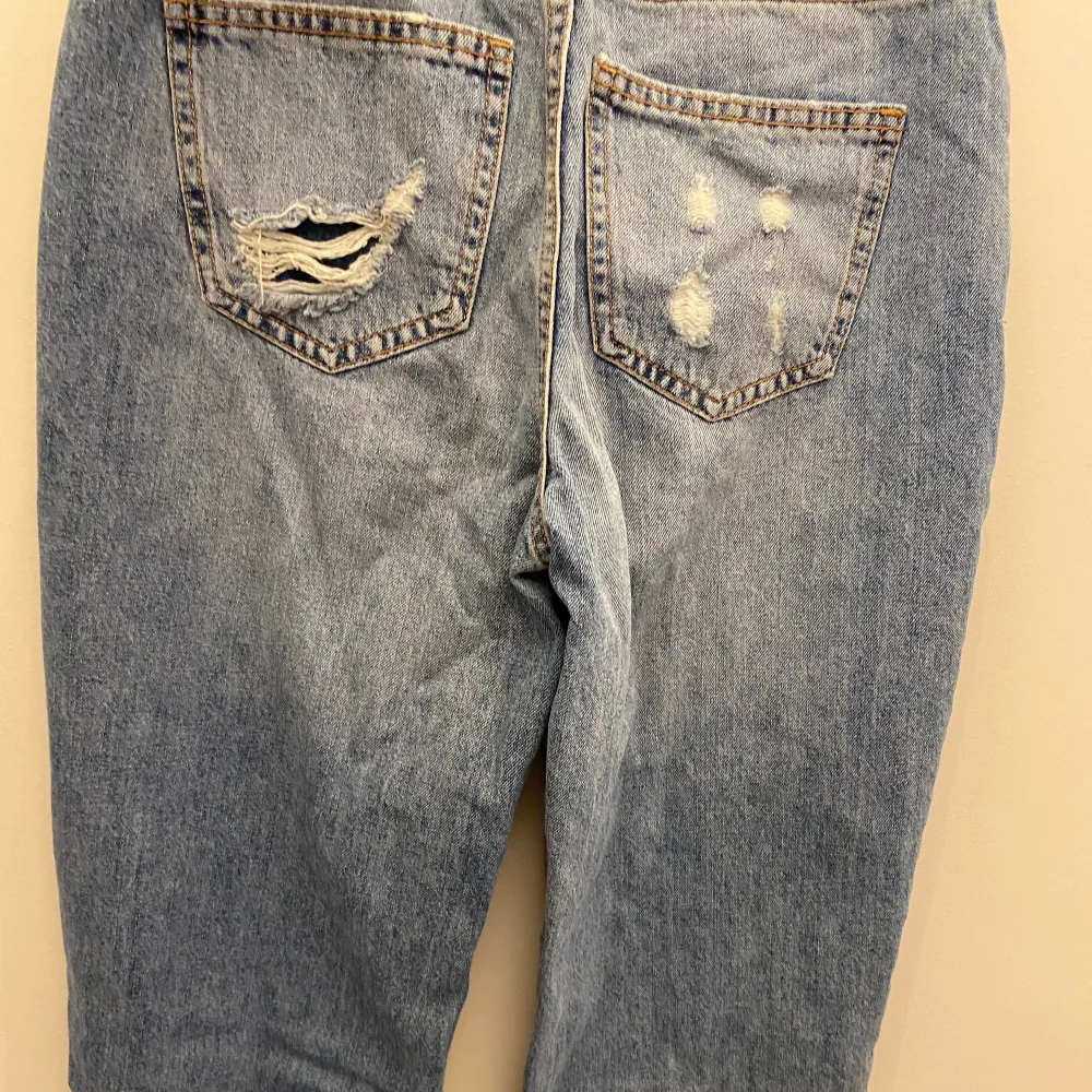 Mörkblåa jeans från New yorker, storlek xs🥰  Vet inte varför men på bilden ser dom nästan randiga ut på ett ben men det är som inte! Hål i knäna och mellan hög midjade✌🏻 Köpte för ca 300 Pris går absolut att diskutera!!. Jeans & Byxor.