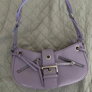 Handväska  - Säljer min helt oanvända väska från Gina i en otroligt fin och vårig lila färg💜 plasten på vissa delar är kvar så den är verkligen helt ny!