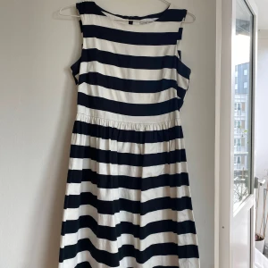 Cocktail klänning La redoute - Randig cocktail klänning från la redoute. Använd men fortfarande i bra skick. Klockad kjol med dragkedja i ryggen. 