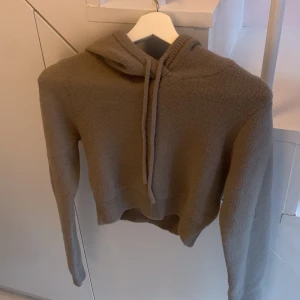 Cropped stickad hoodie från Zara - En så fin hoodie från zara som inte kommer till användning😻den är i nyskick och har endast testats😊skriv för fler bilder, pris är alltid diskuterbart😽