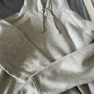 bikbok hoodie - storlek S men passar XS/M också då den är ganska oversized!! Inga defekter förutom att den är lite nopprig, men det är inget man tänker på (: