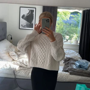 Stickad tröja, gina tricot - Stickad tröja från Gina i en cremevit färg💃🏼💃🏼storlek xl men sitter som en XS-S
