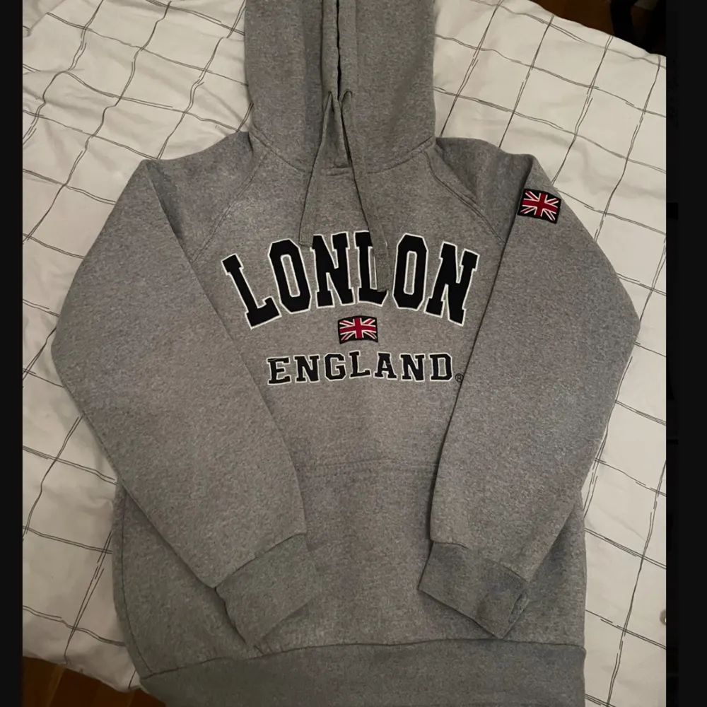 En grå och fräsch London-hoodie med luva.  Den är endast använd 1-2 gånger Storlek: M, kan diskuteras Pris: 150kr  (Ordinarie runt 300kr) . Hoodies.