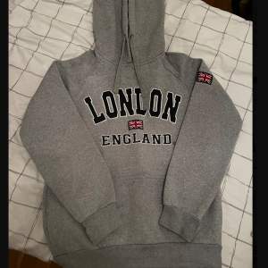 En grå och fräsch London-hoodie med luva.  Den är endast använd 1-2 gånger Storlek: M, kan diskuteras Pris: 150kr  (Ordinarie runt 300kr) 